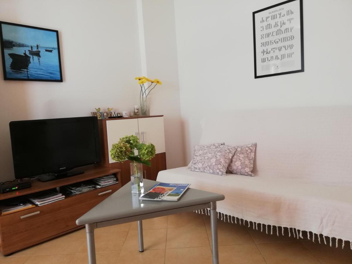 Apartment Suzy With Private Parking Фажана Экстерьер фото
