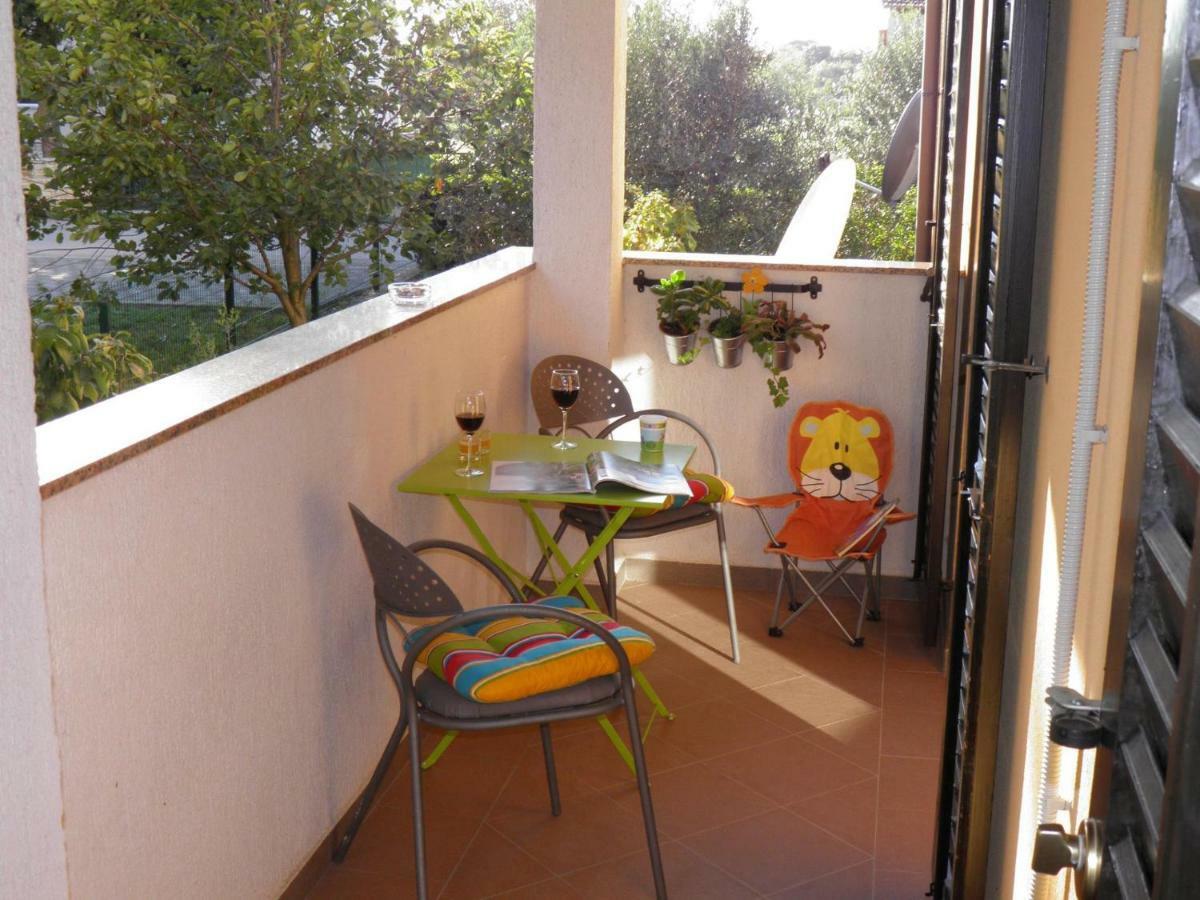 Apartment Suzy With Private Parking Фажана Экстерьер фото