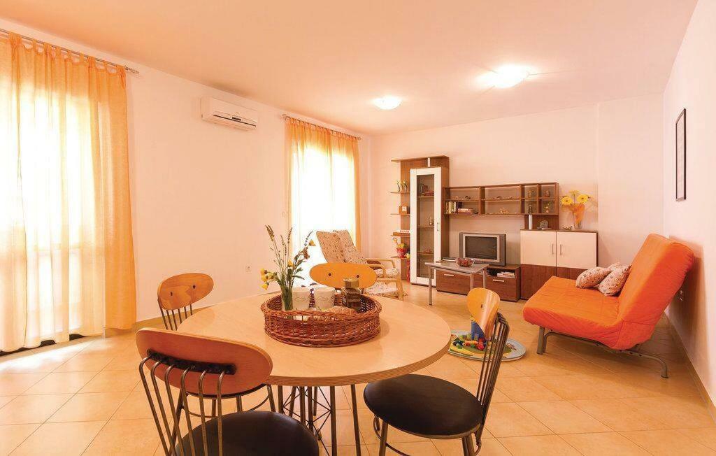 Apartment Suzy With Private Parking Фажана Экстерьер фото