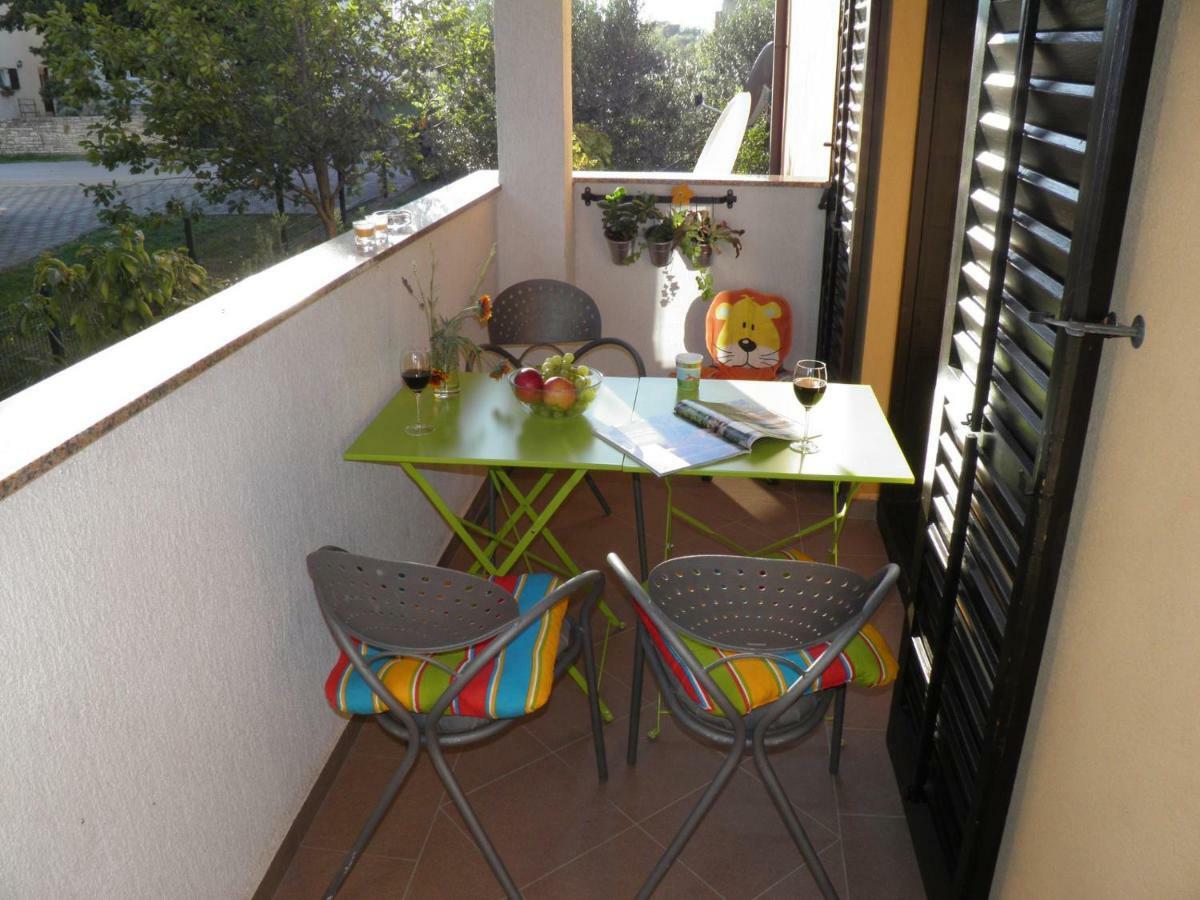 Apartment Suzy With Private Parking Фажана Экстерьер фото