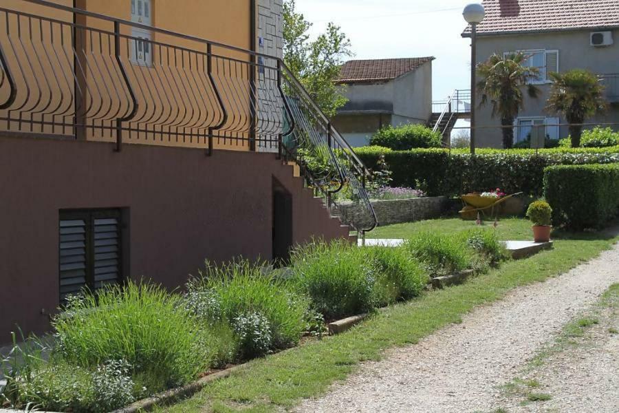 Apartment Suzy With Private Parking Фажана Экстерьер фото