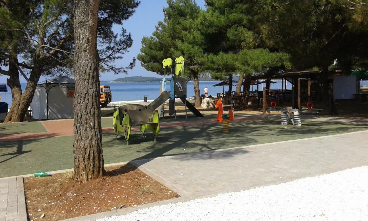 Apartment Suzy With Private Parking Фажана Экстерьер фото
